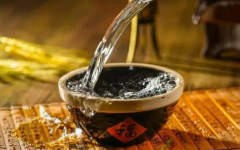 酱香型白酒比较重要香味是白色还是微黄