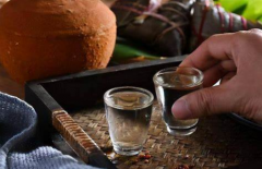 为什么有人可以喝七八斤白酒呢 过度饮酒对健康是有害的