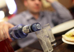 为什么白酒喝下去肚子发烧 可能是个人体质原因